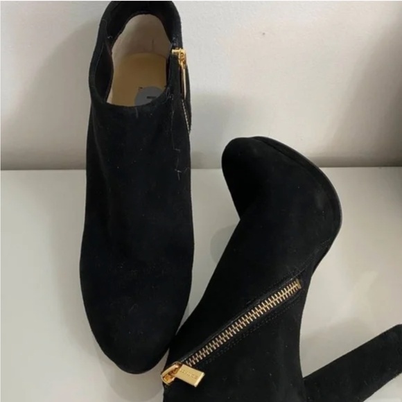 BNWOT- KORS Michael Kors Leather Suede Black Gold Side Zip Heel Ankle Boots (7) - Picture 2 of 13